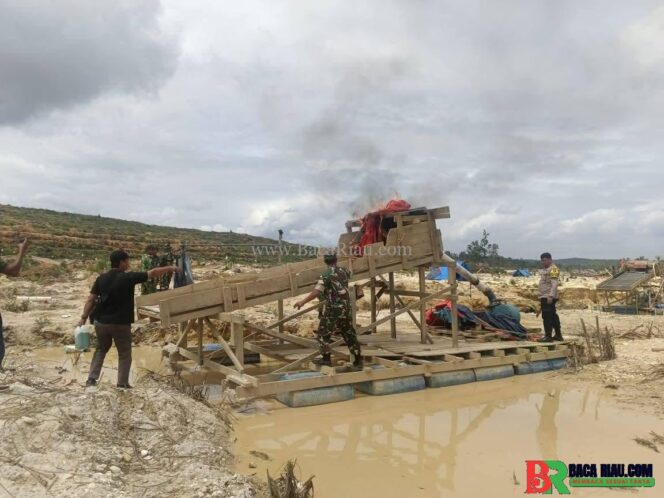 
					Tim Gabungan Polsek Kuantan Mudik dan Koramil 08 Tertibkan 15 Rakit PETI di Sungai Tanalo