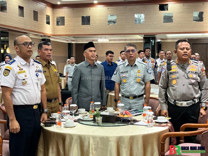 
					Polda Riau Matangkan Strategi Penanganan Infrastruktur untuk Kelancaran Ops Lilin 2025, Rapat Forum LLAJ Bahas Hasil Survei Jalan dan Jembatan Rusak