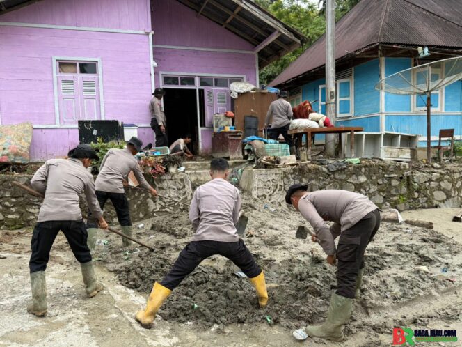 
					Posko SAR Sat Brimob Batalyon B Laksanakan Pembersihan dan pembangunan tempat pengungsian Pasca Bencana di Nagari Sungai Batang