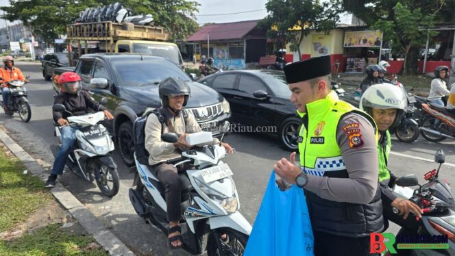 
					Sambut Nataru Aman, Polantas Menyapa Jumat Barokah Warnai Ops Lilin Lancang Kuning 2025 di Pekanbaru