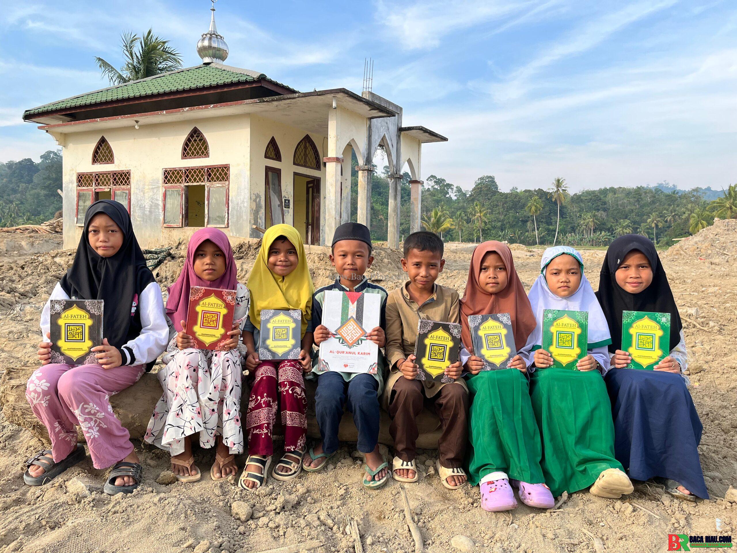 Rumah Zakat Salurkan 40 Paket Al-Qur’an dan 29 Paket Iqro untuk Anak-anak Penyintas Banjir di Desa Hutagodang, Tapanuli Selatan