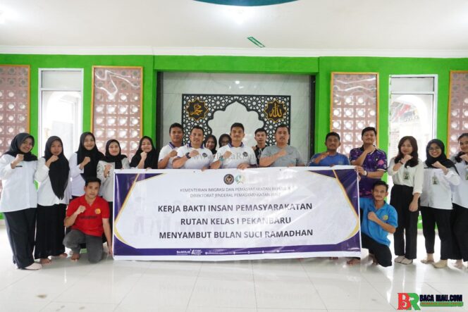 
					Menjemput Ramadan dengan Gotong Royong, Rutan Pekanbaru dan Warga Binaan Bersihkan Masjid