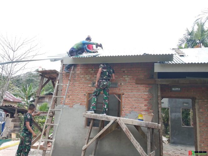 
					Semangat Satgas TMMD Kodim 0301/Pekanbaru Tak Surut, RTLH Ibu Sarianis Terus Dibangun