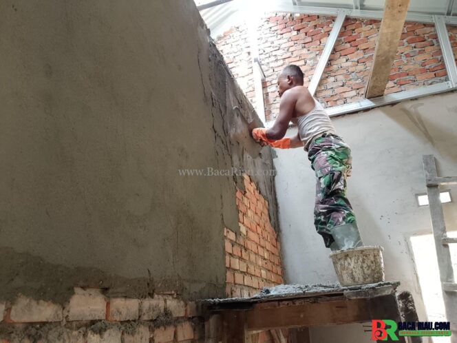 
					Tetes Keringat Satgas TMMD di Balik Plester Dinding Dalam Rumah Ibu Sarianis