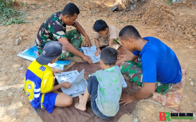 
					Di Sela Istirahat, Satgas TMMD ke-127 Kodim 0301/Pbr Mengajar Anak Sekolah di Bawah Pohon