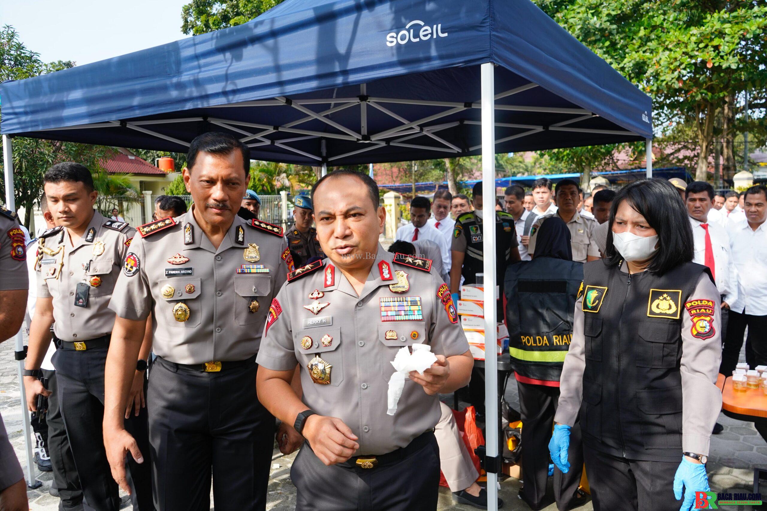 Seluruh Personel Polda Riau dan Polres hingga Polsek Jajaran Secara Serentak Melaksanakan Tes Urine