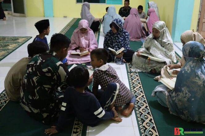 
					Satgas TMMD Kodim 0301/Pekanbaru Ajak Remaja Masjid Hidupkan Malam Ramadhan dengan Tadarus
