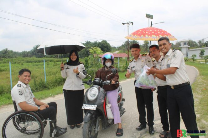 
					Tumbuhkan Kepedulian, Lapas Narkotika Rumbai Salurkan Hasil Kebun Warga Binaan dalam Kegiatan Bansos