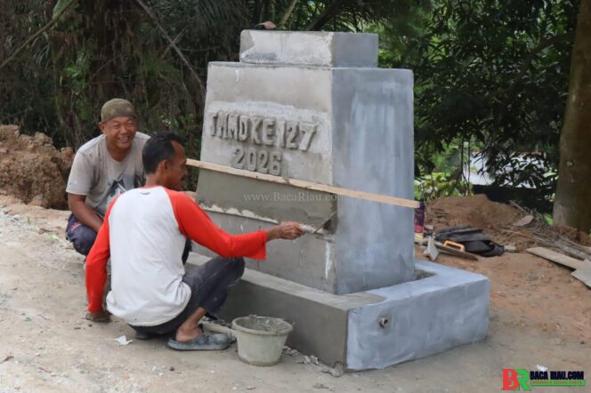 
					Dari Semen ke Kenangan: Tulisan TMMD ke-127 Mulai Terpahat di Tugu