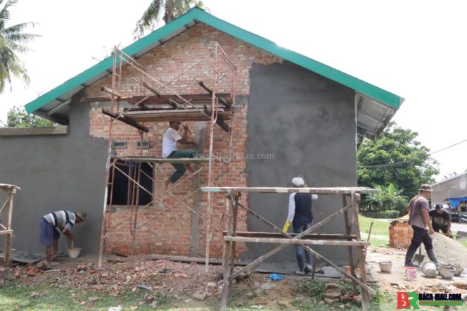 
					Plester Dinding Luar RTLH Milik Bapak Saudi Alfa Seri di Tenayan Raya Terus Berlanjut