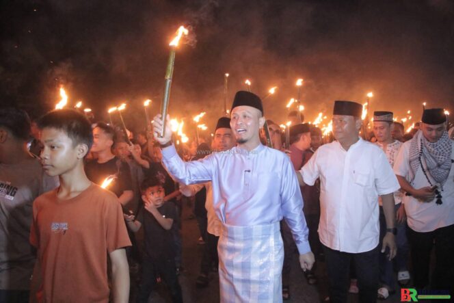 
					Berlangsung Meriah, Wako Pekanbaru Lepas Takbir Akbar Jalan Kaki 1000 Obor