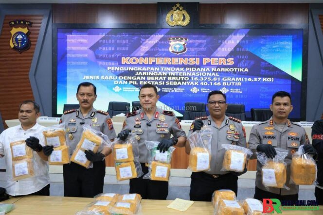 
					Polda Riau Gulung Kurir Jaringan Malaysia,Sabu–Ekstasi Senilai Rp31 Miliar Disita