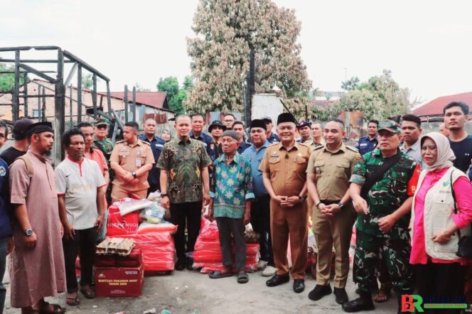 
					Wali Kota Pekanbaru Serahkan Bantuan untuk 8 Keluarga Korban Kebakaran
