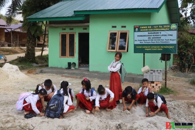 
					Tawa Bocah Tuah Negeri, Semarakkan Lokasi TMMD ke-127 Kodim 0301/Pekanbaru