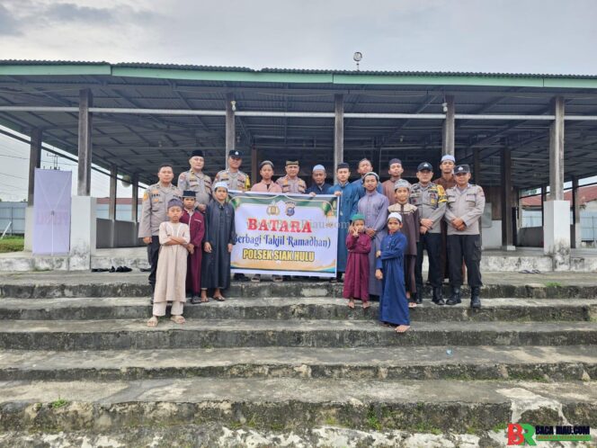 
					Polsek Siak Hulu dan Bhayangkari Peduli Bagikan Takjil Ramadhan di Pondok Pesantren Al-Fatah