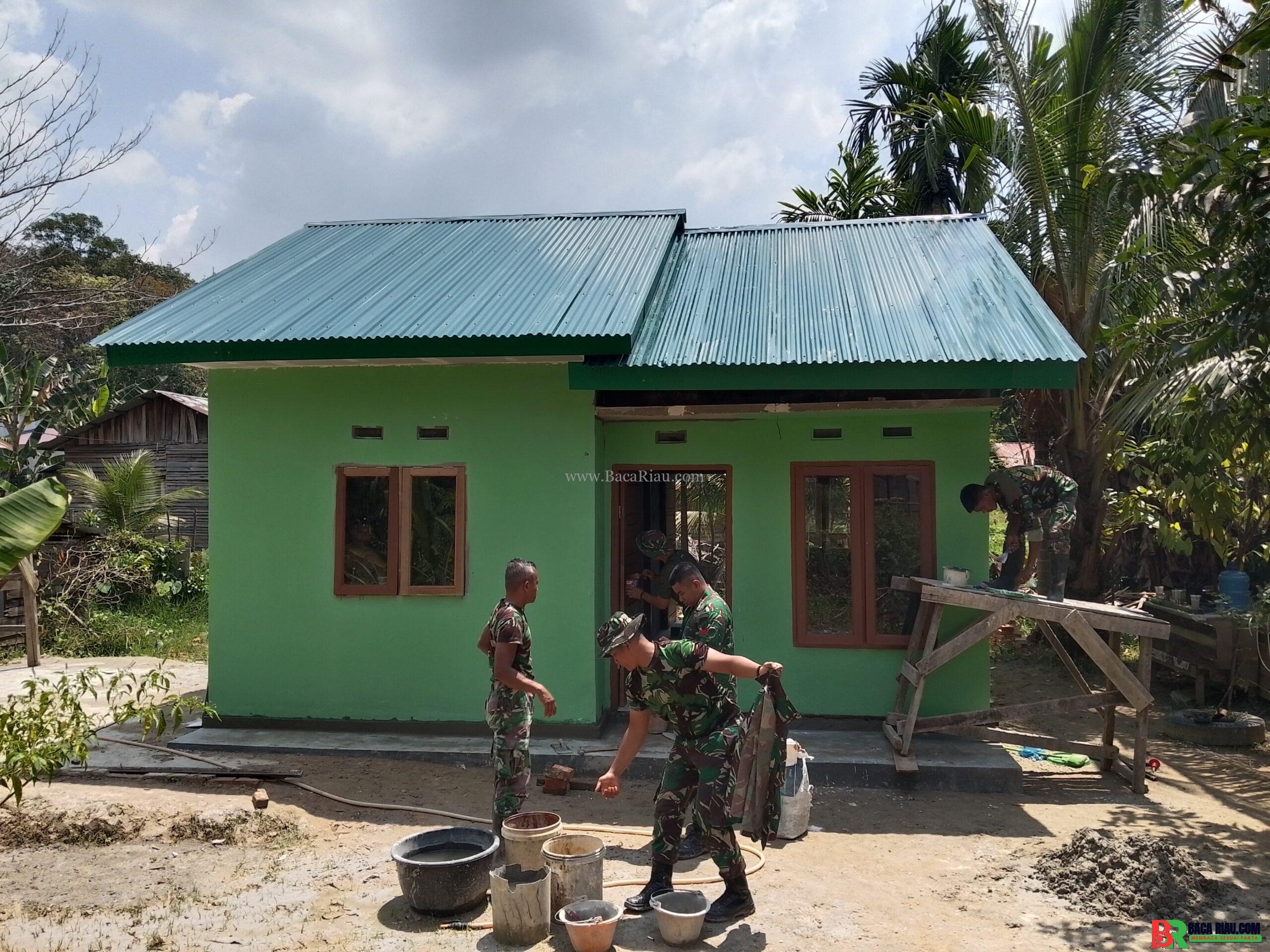 Pengecatan Pintu dan Plafon Teras, RTLH Ibu Sarianis Kini Capai 94 Persen