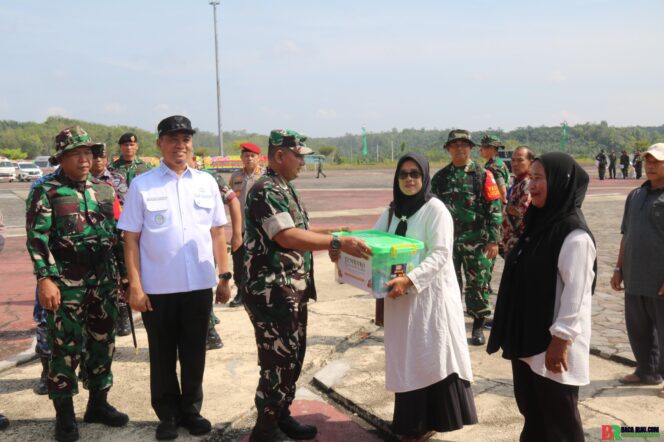 
					500 Paket Sembako Warnai Penutupan TMMD ke-127 Kodim 0301/Pekanbaru, Wujud Kepedulian TNI untuk Warga Tenayan Raya