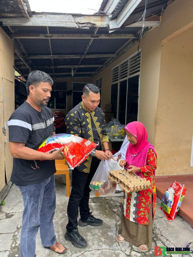 
					Bulan Penuh Berkah,Komisaris PT Aperta Jaya Perkasa Bagikan Sembako di Kelurahan Tirta Siak