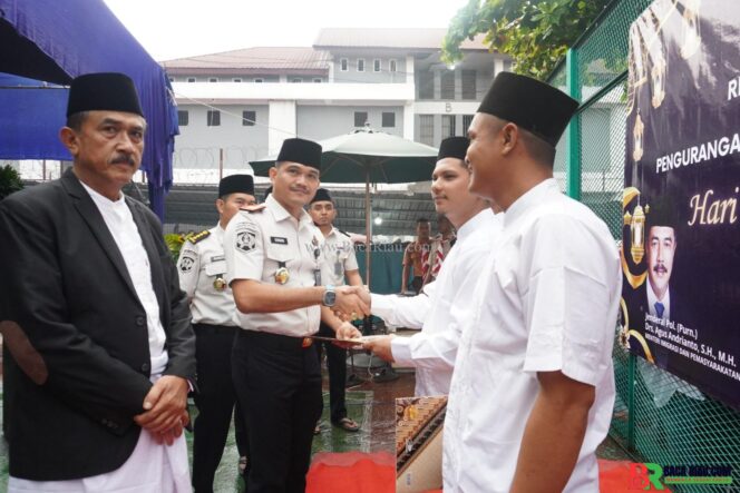 
					Penuh Khidmat, Rutan Pekanbaru Gelar Salat Id dan Serahkan Remisi untuk 885 Warga Binaan