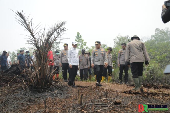 
					Kapolda Riau Pimpin Langsung Penanganan Karhutla di Dumai, Pastikan Pemadaman dan Pendinginan Optimal