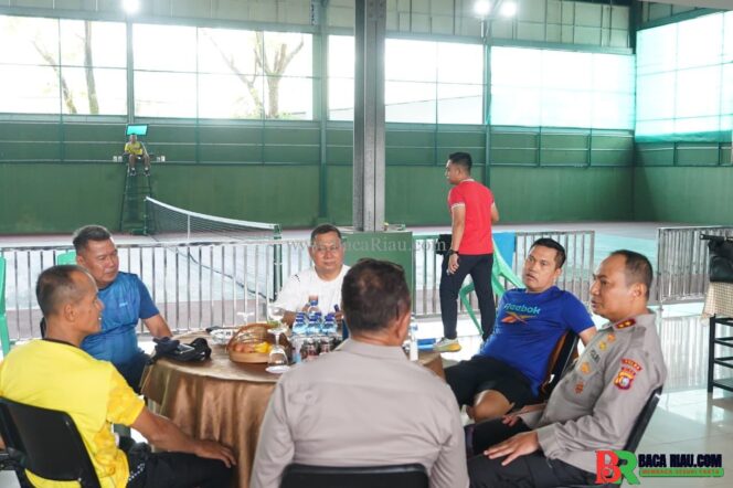 
					Penuh Keakraban,Silahturahmi  Kapolda Riau,dan Halal Bihalal di Makodam Tuanku Tambusai 