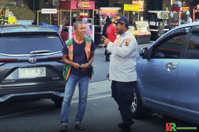 
					Rawan Kemacetan Akibat Parkir Berlapis di Pasar Buah Pekanbaru, Petugas Dishub Tegur Jukir 