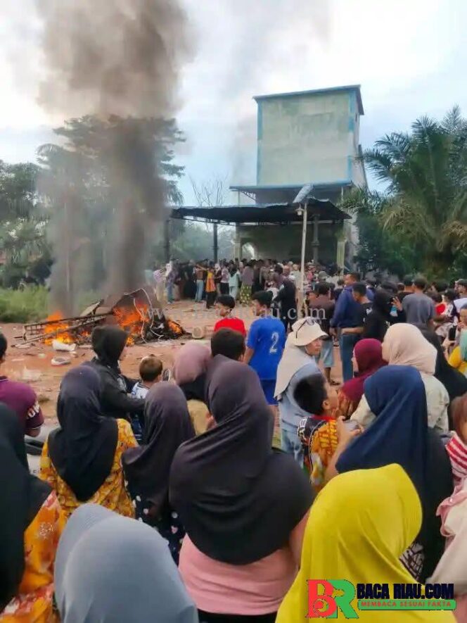 
					Tak Percaya Aparat, Ribuan Warga Serang Rumah Diduga Bandar Narkoba di Panipahan