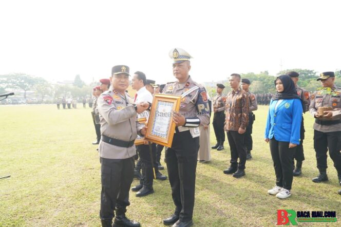 
					Selamatkan Nyawa di Tol Pekanbaru–Dumai,4 Personel PJR Polda Riau Diganjar Penghargaan