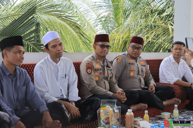 
					Kapolres Kampar Silaturahmi ke Kediaman Ustadz Abdul Somad, Perkuat Sinergi Polri dan Ulama untuk Kedamaian Kampar