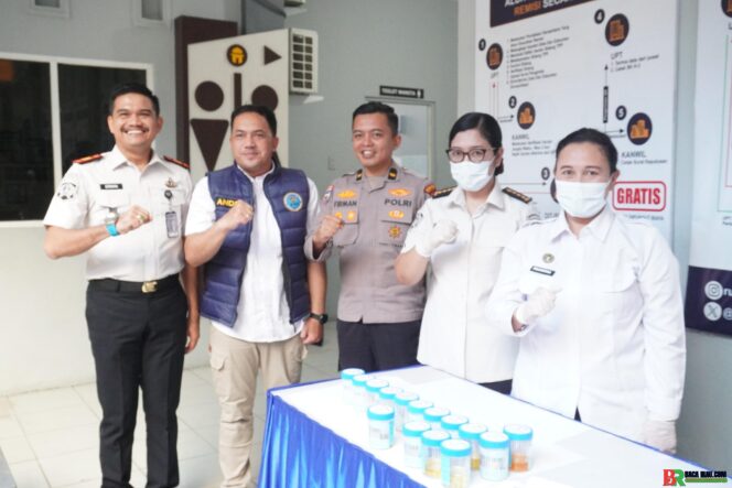 
					Razia Serentak dan Tes Urine Sambut HBP ke-62, Rutan Pekanbaru Tegaskan Perang Melawan Halinar