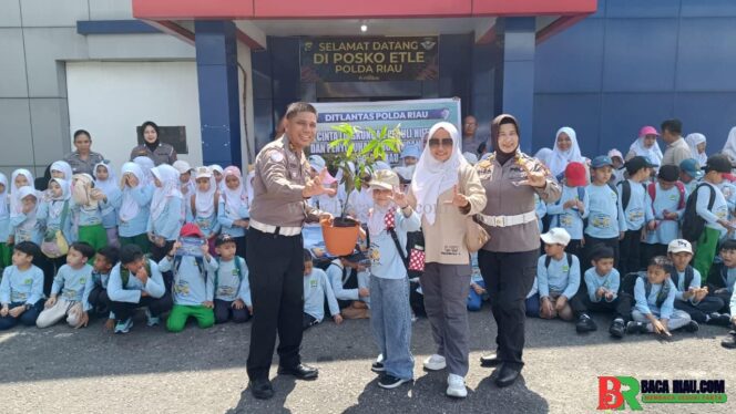 
					Ditlantas Polda Riau Tanamkan Budaya Tertib Berlalu Lintas Sejak Dini serta Edukasi Green Policing