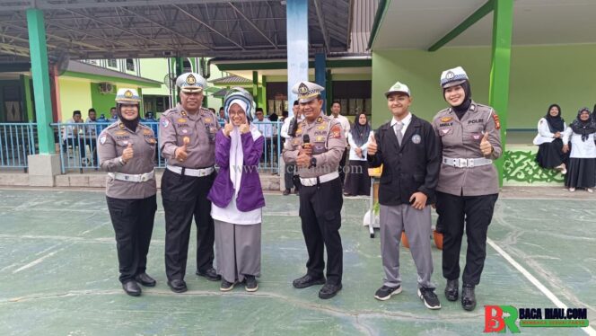 
					Police Goes To School di MAN 1 Pekanbaru, Ditlantas Polda Riau Tanamkan Budaya Tertib Lalu Lintas dan Peduli Lingkungan