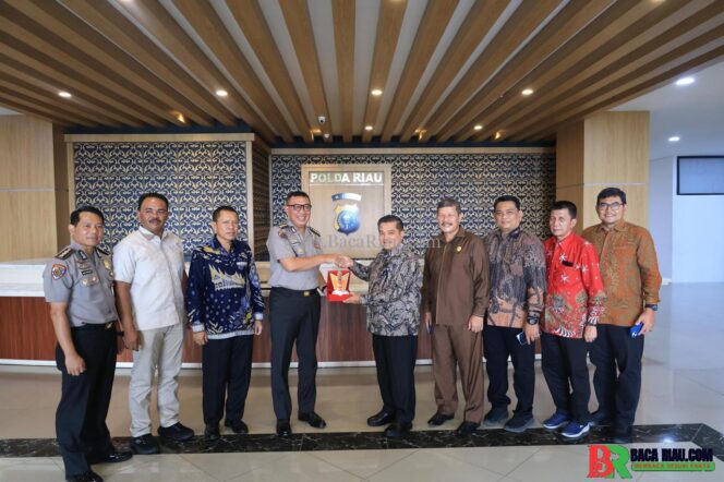 
					Bupati Agam Sampaikan Terima Kasih kepada Kapolda Riau atas Bantuan Penanganan Bencana