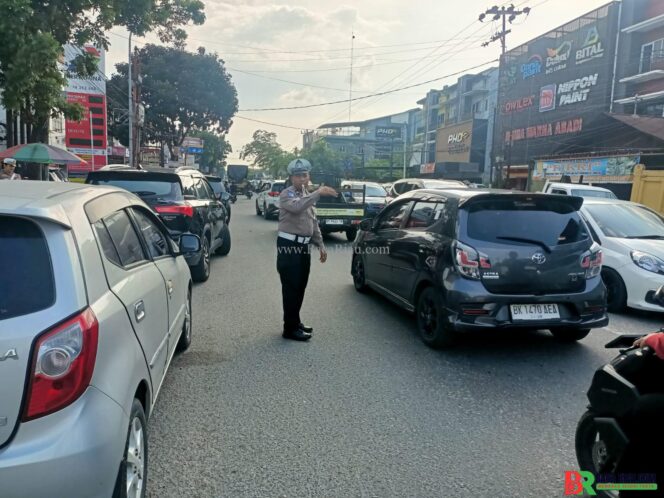 
					Ditlantas Polda Riau dan Satlantas Polresta Pekanbaru Lakukan Pengamanan di SPBU dan Titik Rawan Kepadatan