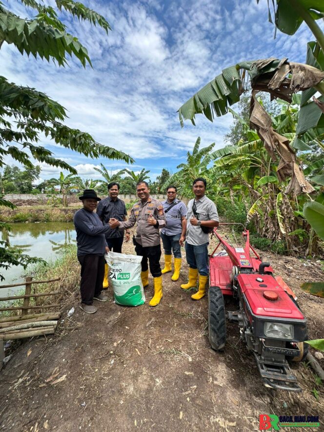 
					Polisi Cinta Petani, Kapolsek KSKP Dumai Serahkan Bantuan Pupuk untuk Kelompok Tani Jagung Pangkalan Sesai