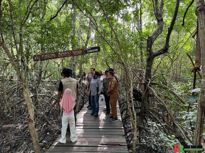 
					Kapolsek Sungai Apit Dukung Pelestarian Mangrove Bersama Iyeth Bustami: Lingkungan Adalah Tanggung Jawab Bersama