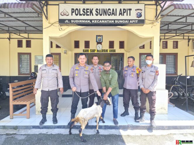 
					Polsek Sungai Apit Serahkan Hewan Qurban untuk Masjid Uwais Alkarni dalam Menyambut Idul Adha 1447 H