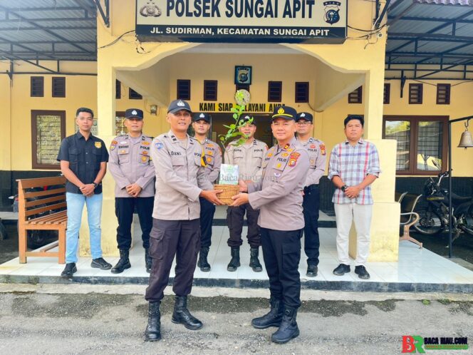 
					‎Ulang Tahun Bernilai Hijau, Kapolres Siak Hadiahkan Bibit Pohon Jeruk kepada Personel Polsek Sungai Apit