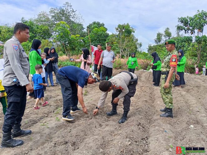 
					Polsek Kampar dan Masyarakat Bersinergi Dukung Ketahanan Pangan, Indonesia Perkuat Langkah Menuju Swasembada Pangan 2026