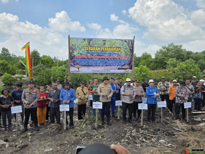 
					‎Polsek Sungai Apit Tanam 7 Ribu Mangrove di Pesisir Penyengat, Perkuat Green Policing dan Cegah Abrasi