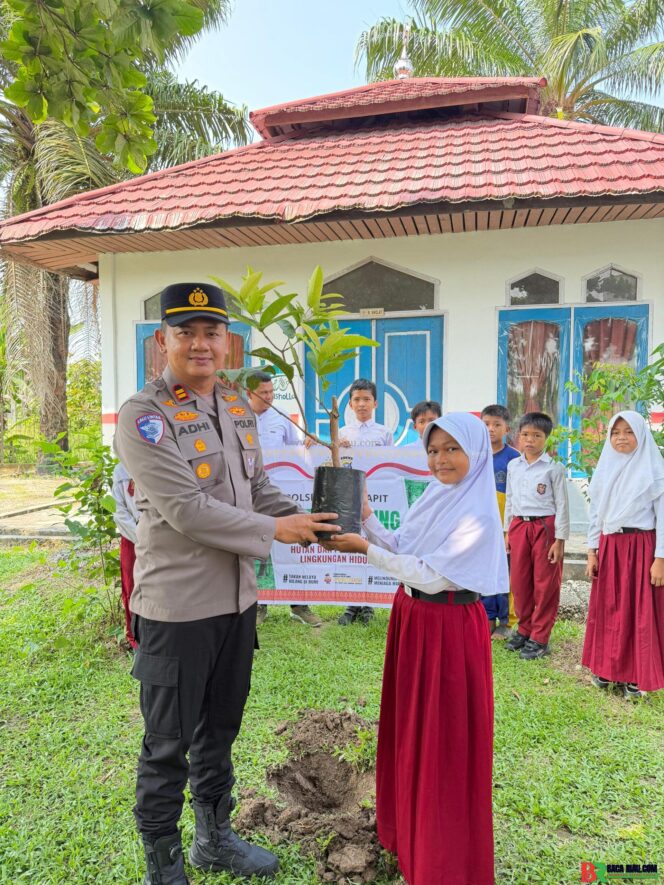 
					Polsek Sungai Apit Edukasi Pelajar Cinta Lingkungan Melalui Program Green Policing