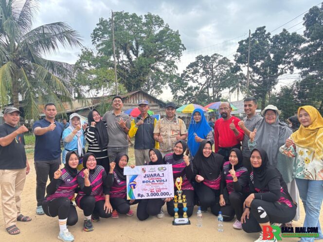 
					Disaksikan Ratusan Warga, Tim Putri Bambu Kuning Rajai Turnamen Olahraga Antar-Kelurahan Tenayan Raya