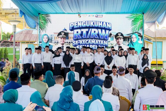 
					Wali Kota Agung Nugroho Kukuhkan Mardiani sebagai Ketua RW 02 Padang Terubuk