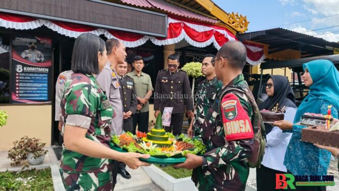 
					Sinergi Tanpa Batas, TNI Koramil 04/Limapuluh & 05/Sail Bersama Camat Beri Kejutan HUT Bhayangkara ke-80 ke Polsek Limapuluh