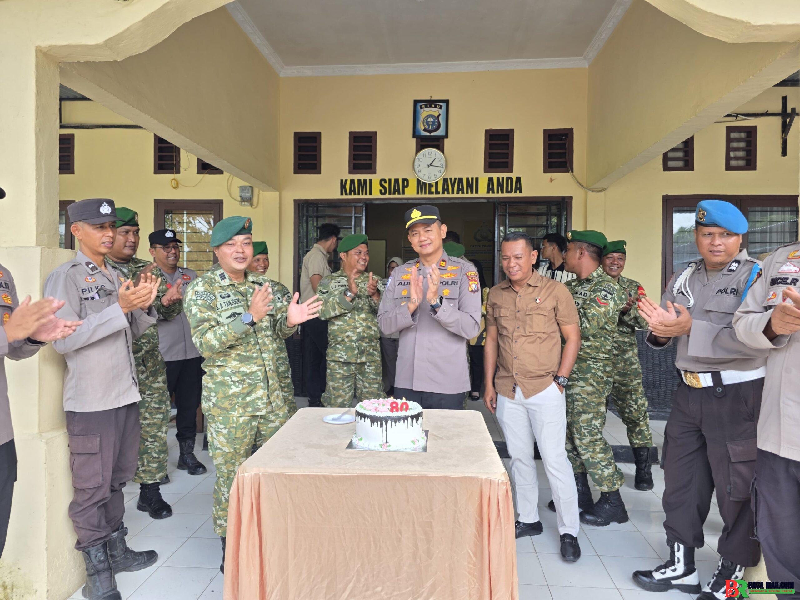 Perkuat Sinergitas TNI–Polri, Koramil 02 Sungai Apit Beri Kejutan HUT Bhayangkara ke-80 di Polsek Sungai Apit