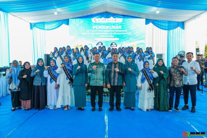 
					Kukuhkan RT, RW, Pengurus dan Dasawisma, Agung-Markarius Tegaskan Penguatan Pemerintahan dari Tingkat Akar Rumput
