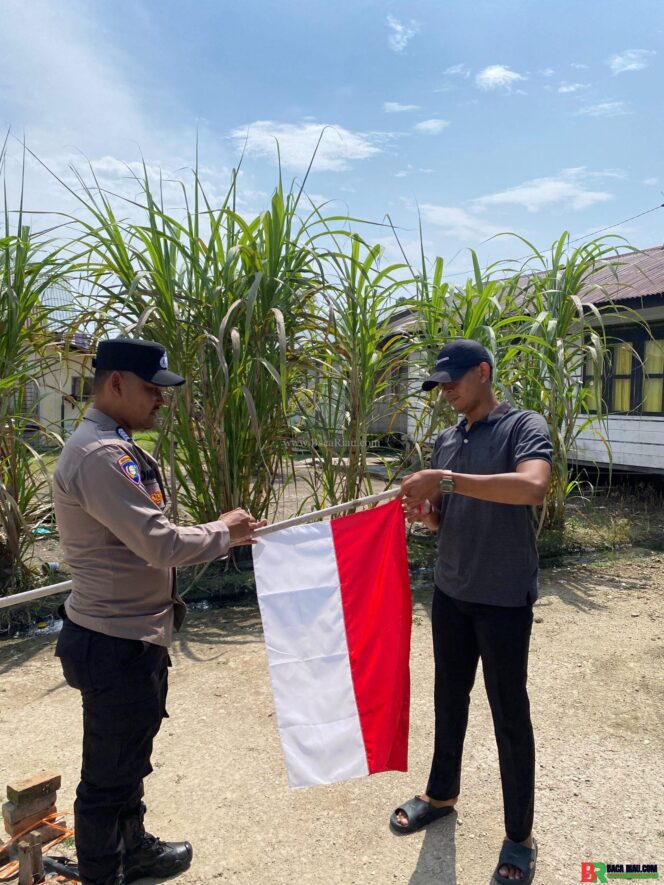 
					‎Sambut HUT ke-81 RI, Polsek Sungai Apit Bagikan Bendera Merah Putih kepada Warga
