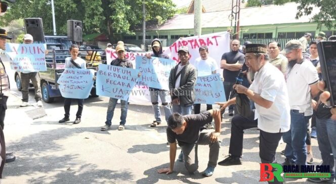 
					Tuntut Keadilan Kasus Penganiayaan di PT IBP, Massa ADUK Resmi Seret Penyidik Polres Dumai ke Propam Polda Riau