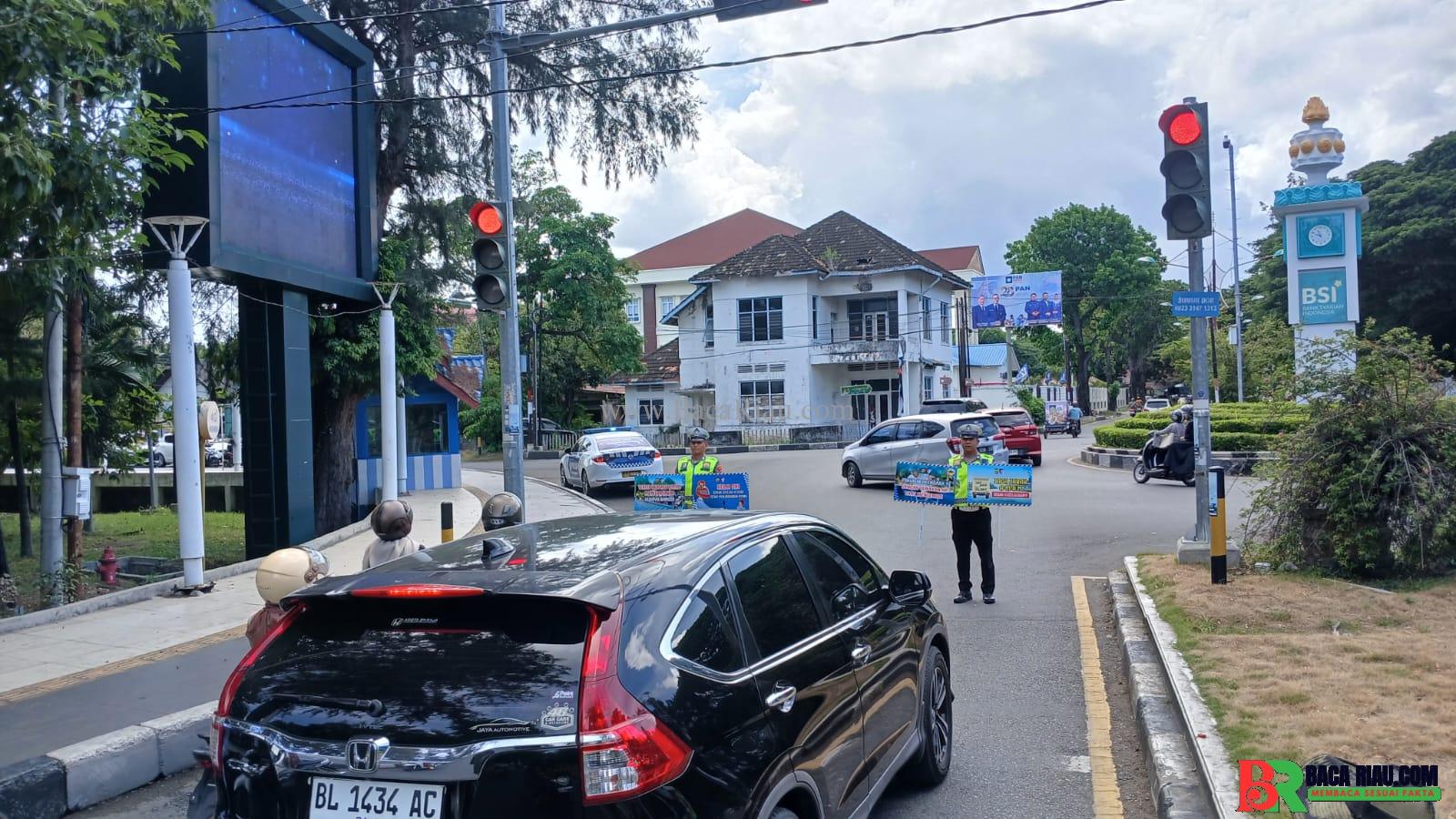 Polantas Aceh Hadir di Jalan Teuku Umar, Ingatkan Pengendara Utamakan Keselamatan